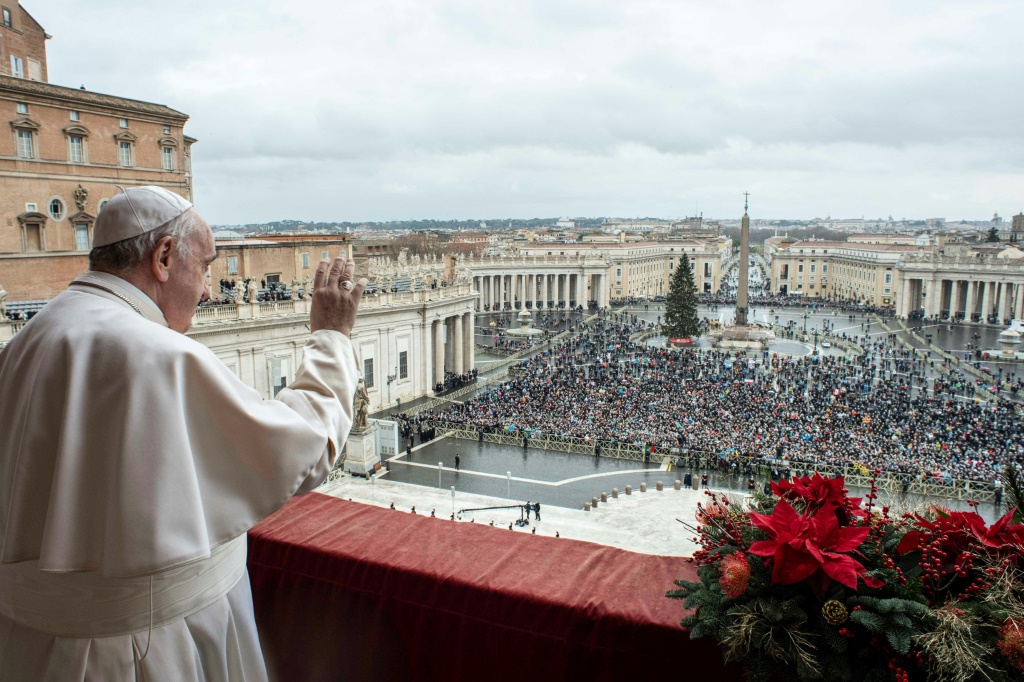 صورة وزعها إعلام الفاتيكان، يظهر فيها البابا فرنسيس في مدينة روما (ا ف ب)