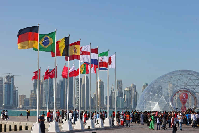 أعلام الدول المشاركة في مونديال قطر 2022 في كرة القدم على كورنيش الدوحة (ا ف ب)