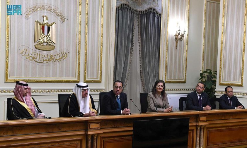 صورة من اللقاء الذي جمع وزير الدولة لشؤون مجلس الشورى السعودي يلتقي برئيس الوزراء المصري(واس)