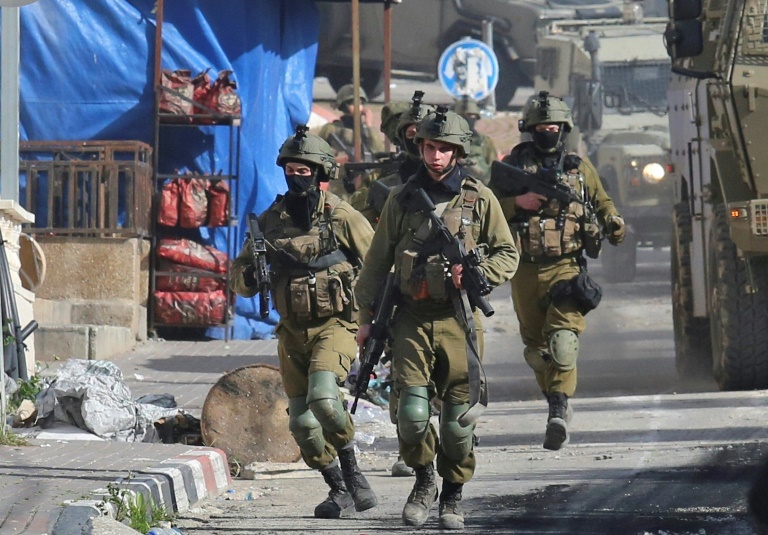 جنود إسرائيليون يقومون بدورية في قرية جنوب جنين في الضفة الغربية المحتلة في 30 آذار / مارس 2020 (ا ف ب)