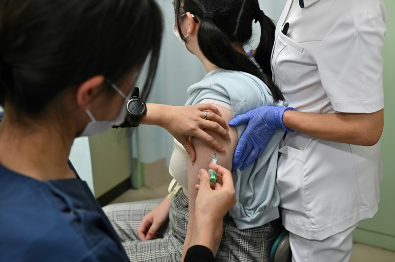 مراهقة تتلقى اللقاح المضاد لفيروسات الأورام الحليمية البشرية في إحدى مستشفيات طوكيو في اليابان في 15 شباط/فبراير 2022 (ا ف ب)