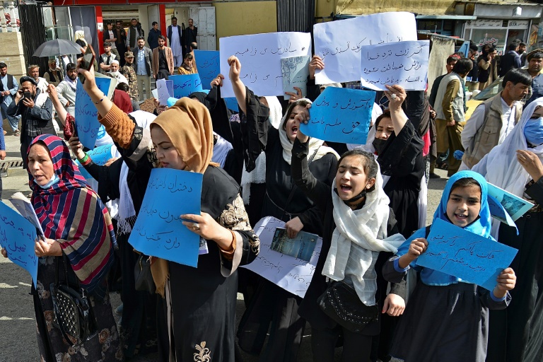    فتيات ونساء يتظاهرن في كابول في 26 آذار/مارس 2022 احتجاجا على قرار طالبان إعادة إغلاق الثانويات للفتيات (ا ف ب)