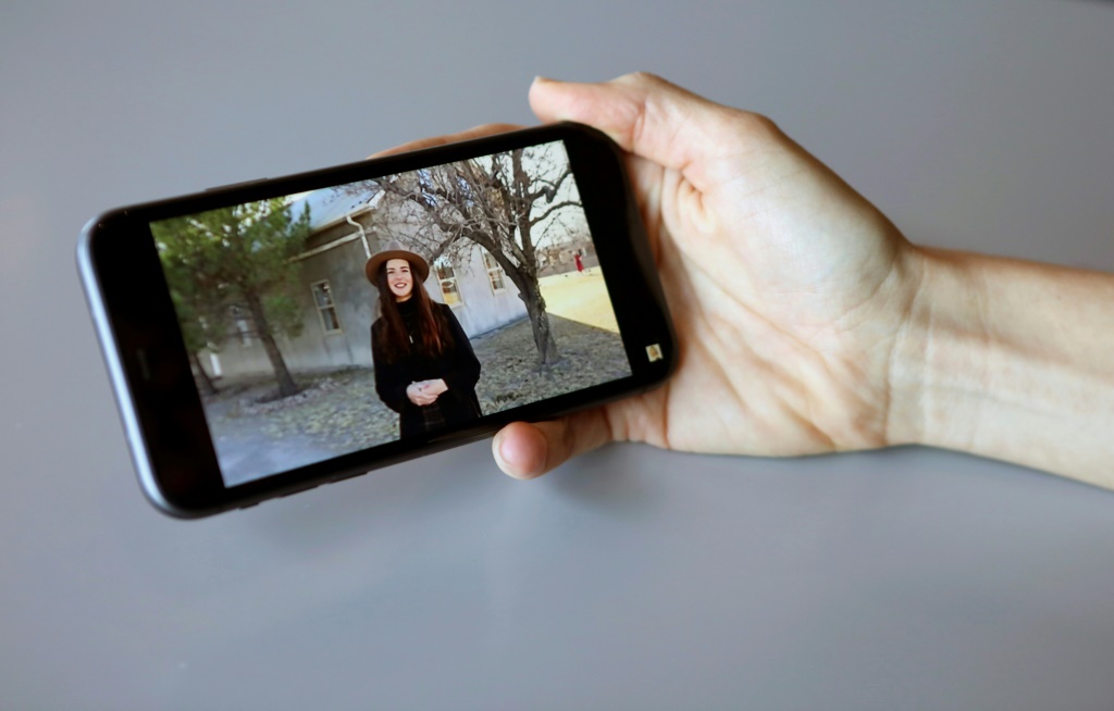 مارشيلا إينز ، المؤثرة في مينونايت ، تعرض مقطع فيديو على هاتفها المحمول في سيوداد كواوتيموك في شمال المكسيك (أ ف ب)