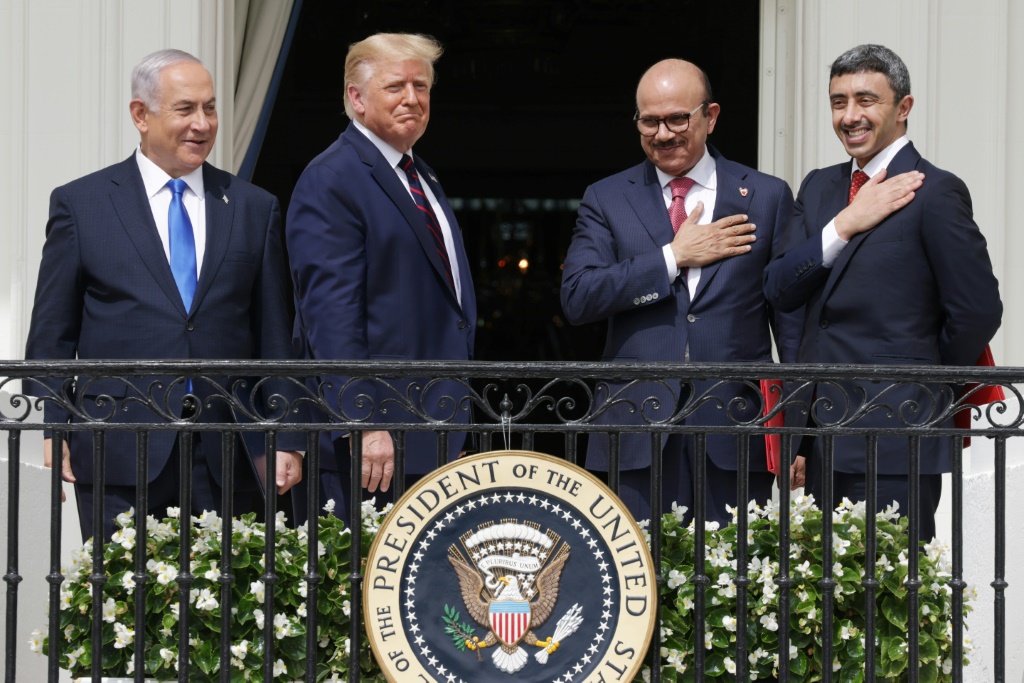 أبرز الكاتب أن خدمة المصالح الأميركية تتم من خلال الترويج الحقيقي للسلام وتقليل التوتر في الشرق الأوسط لأسباب متعددة (أ ف ب)