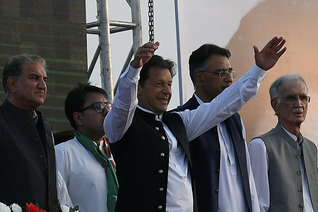    رئيس الوزراء الباكستاني عمران خان يرفع ذراعيه في تجمع حاشد في العاصمة يوم 27 مارس. ويقاتل خان من أجل حياته السياسية بعد أن رفعت المعارضة تصويتًا بحجب الثقة عنه في الجمعية الوطنية (أ ف ب)