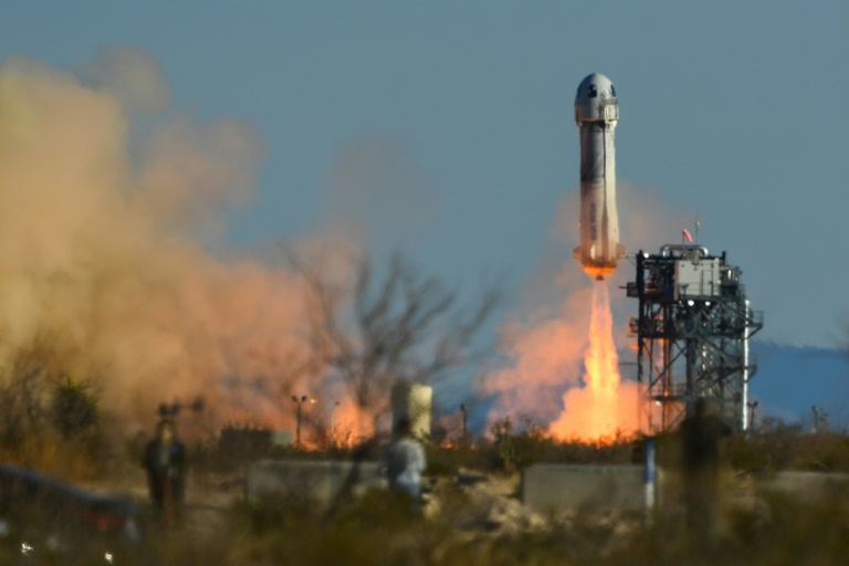  صورة مؤرخة في 31 آذار/مارس 2022 لصاروخ "نيو شيبرد" خلال انطلاقه من موقع الاطلاق الاول في غرب تكساس (ا ف ب)