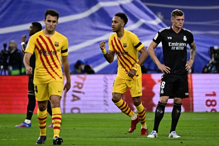  لاعب برشلونة الغابوني بيار إيمريك أوباميانغ (إلى اليمين)  على ملعب "سانتياغو برنابيو" في 20 آذار/مارس 2022 (ا ف ب)