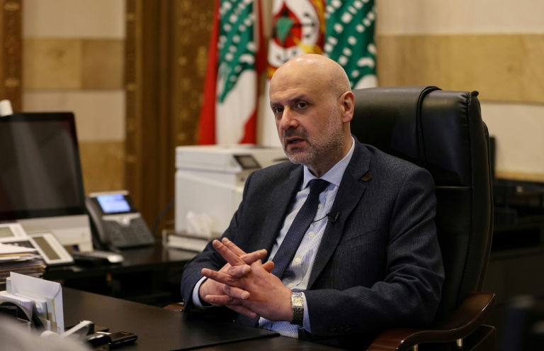 وزير الداخلية اللبناني بسام المولوي خلال حديث مع فرانس برس في مكتبه في بيروت، في 31 آذار/مارس 2022 (ا ف ب)