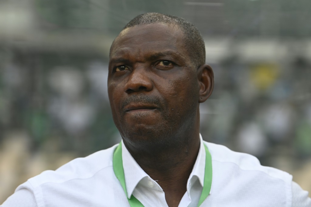 استقال المدرب الوطني لمنتخب نيجيريا أوغوستين إيغوافوين من منصبه عقب فشل التأهل إلى مونديال قطر 2022 (ا ف ب)