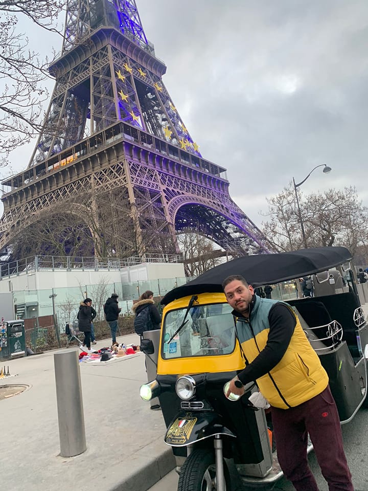 أحمد مسعود من أمام برج إيفل مع التوك توك المصري (تواصل اجتماعي)