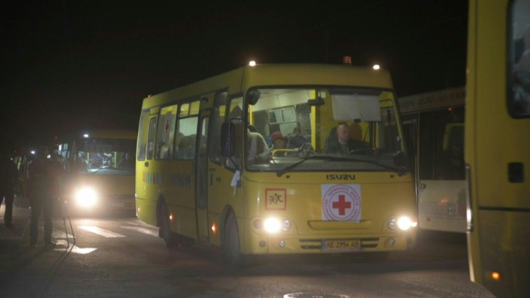 حافلات تقل أوكرانيين نازحين، وبينهم سكان من مدينة ماريوبول الساحلية المحاصرة في جنوب شرق أوكرانيا، إلى مدينة زابوروجيا التي يسيطر عليها الجيش الأوكراني  (ا ف ب).