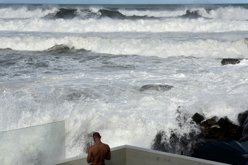 الامواج تجتاح شاطئ بوندي في سيدني في 2 نيسان/أبريل 2022(ا ف ب)