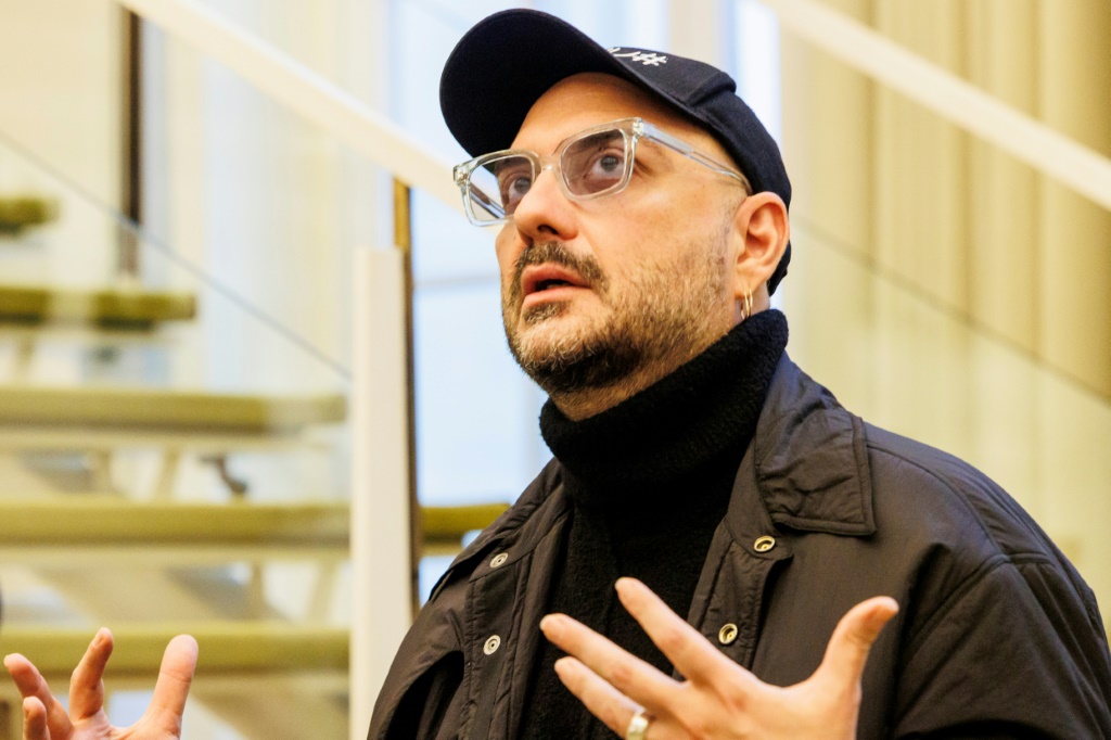 المخرج المسرحي والسينمائي الروسي كيريل سيريبرينيكوف في 14 كانون الثاني/يناير 2022 في مدينة هامبورغ الألمانية(ا ف ب)