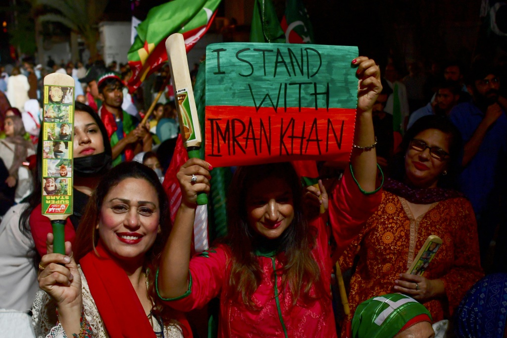    نزل أنصار رئيس الوزراء عمران خان إلى الشوارع لعدة أيام للاحتجاج على الاقتراع المرتقب بحجب الثقة (أ ف ب)