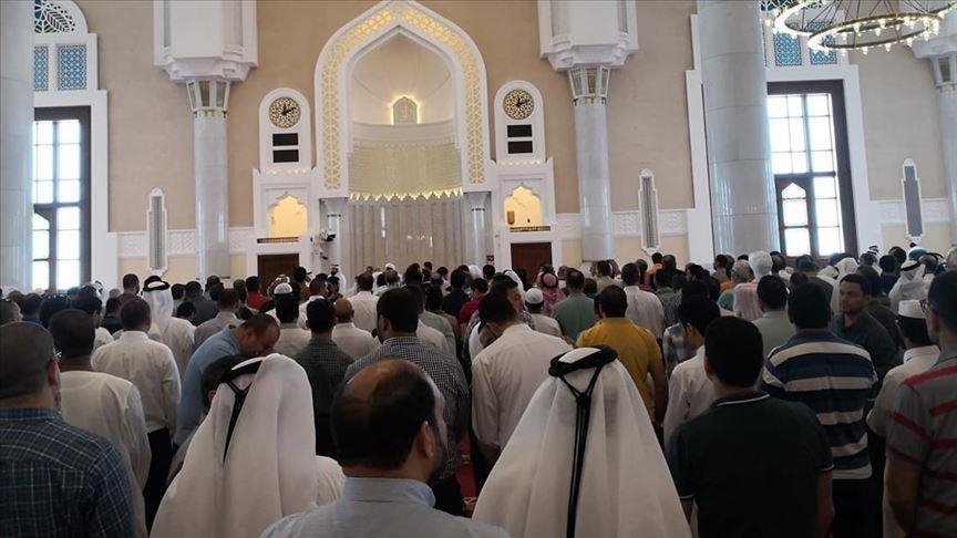 إعلان الوزارة عن التجهيز لإقامة صلوات التراويح والقيام في رمضان سيكون لأول مرة منذ جائحة "كورونا" (الأناضول)
