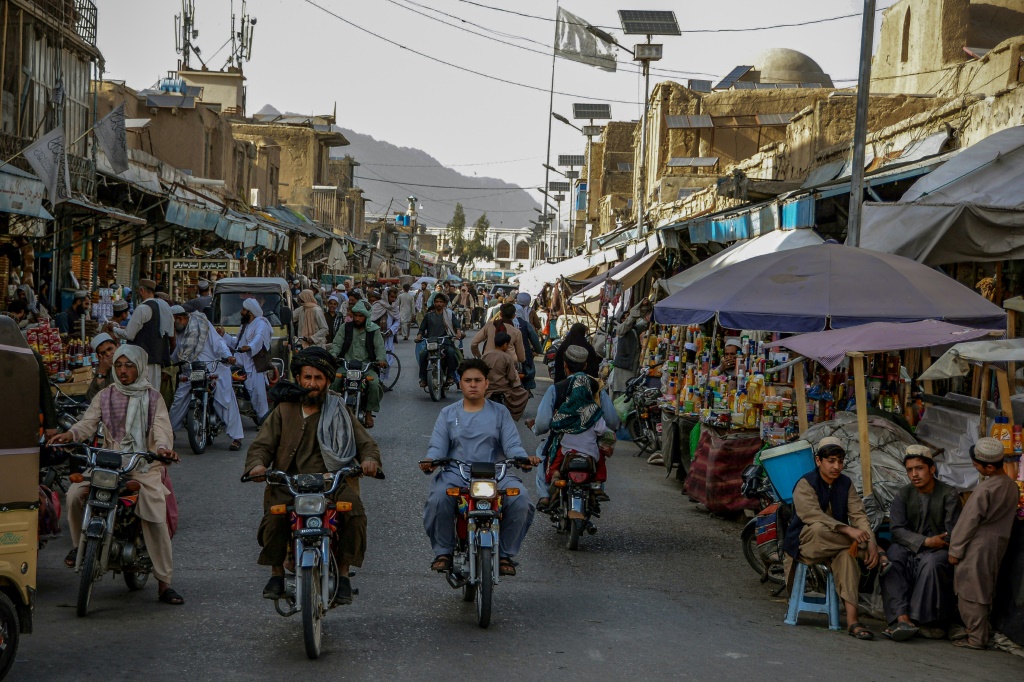 احتشد الناس في منطقة سوق في أول يوم من رمضان في قندهار ، حيث تحتفل أفغانستان بأول شهر صيام مقدس منذ استيلاء طالبان على السلطة في أغسطس الماضي (أ ف ب)