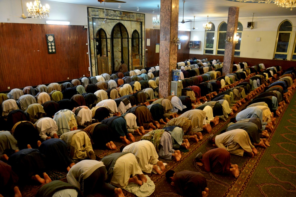 المسلمون الأفغان يؤدون الصلاة في أول ليلة من شهر رمضان المبارك في مسجد الوزير أكبر خان في كابول (أ ف ب)