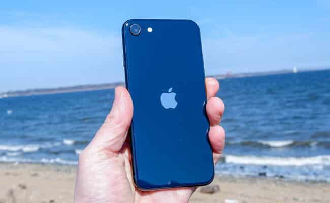 أطلقت آبل هاتف iPhone SE كأول هاتف اقتصادي مزود بتقنية 5G قبل أقل من ثلاثة أسابيع (موقع الشركة)