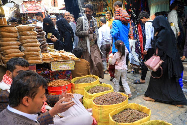  يمنيون يتسوقون في صنعاء في أول يوم من شهر رمضان في الثاني من نيسان/أبريل 2022 (ا ف ب)