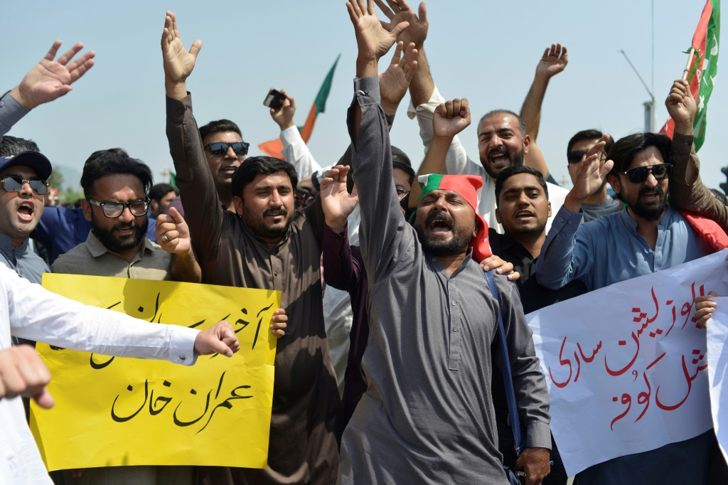 أنصار رئيس الوزراء عمران خان يرددون هتافات في إسلام أباد بعد حل الجمعية الوطنية والدعوة إلى انتخابات جديدة (أ ف ب)