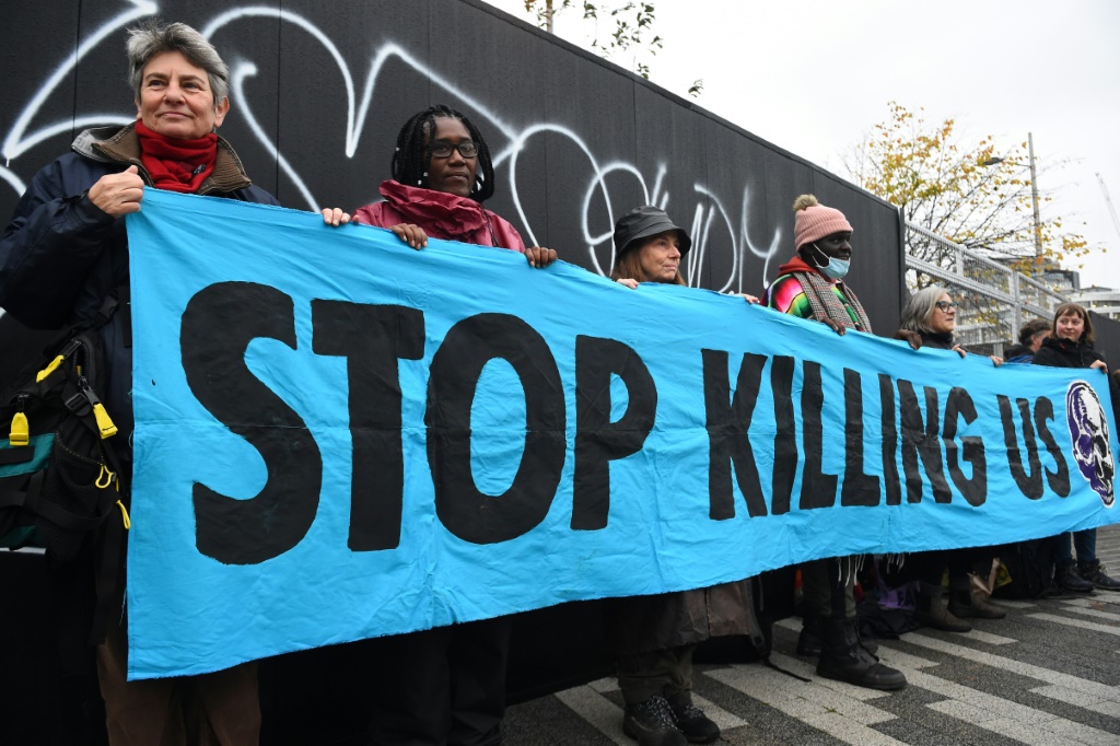    شهدت قمة المناخ COP26 في جلاسكو العام الماضي اعتقال عدد من أعضاء المجموعة (أ ف ب)