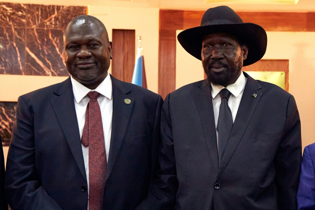 رئيس جنوب السودان سلفا كير (يمين) ونائبه رياك مشار في جوبا بتاريخ 22 شباط/فبراير 2020(ا ف ب)
