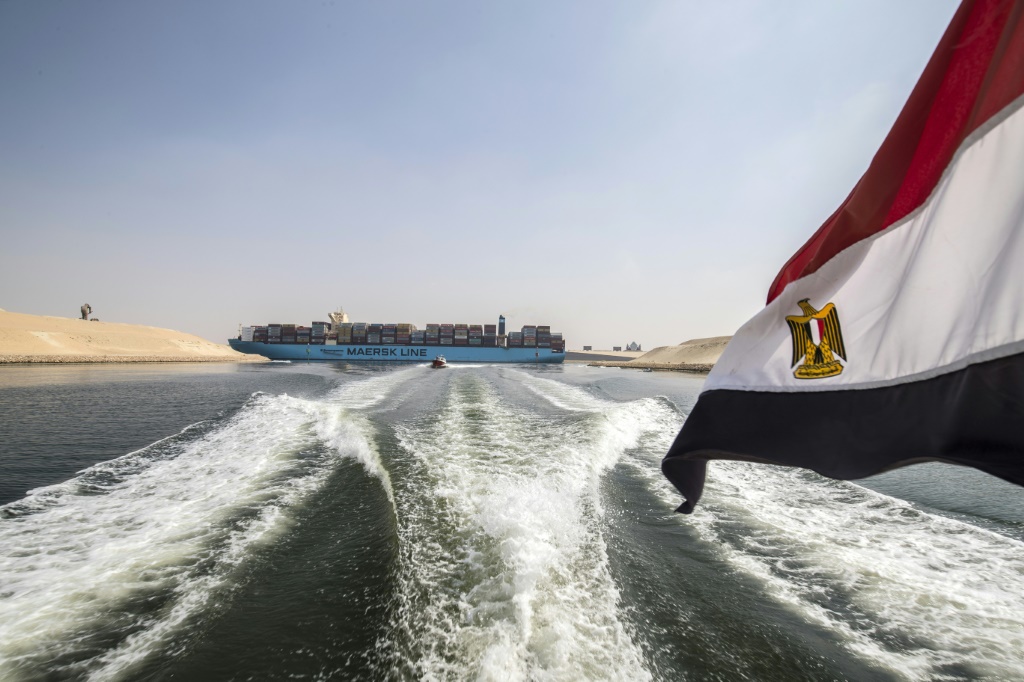 العلم المصري يرفرف فوق سفينة حاوية تبحر في القسم الجديد من قناة السويس في مدينة الاسماعيلية في 14 تشرين الاول/اكتوبر 2019.(ا ف ب)