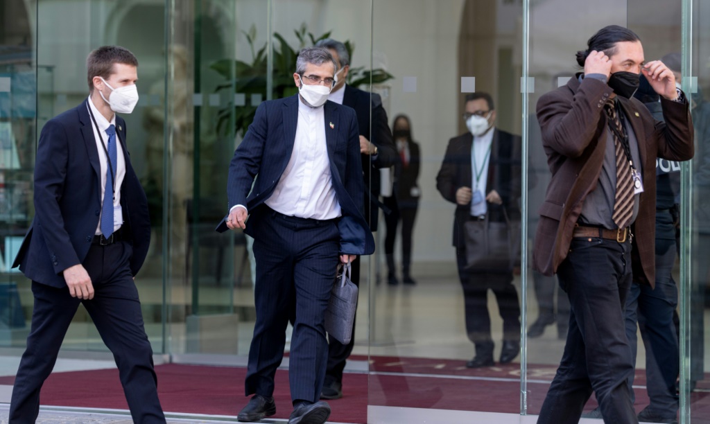 كبير المفاوضين الإيرانيين علي باقري (وسط) يغادر فندق "باليه كوبورغ" في فيينا في 11 آذار/مارس 2022 (أ ف ب)