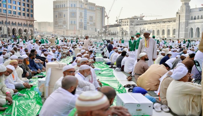 أول أيام شهر رمضان جلس آلاف الصائمين في صفوف متقابلين أمام موائد الإفطار في المسجد الحرام وساحاته (الأناضول)