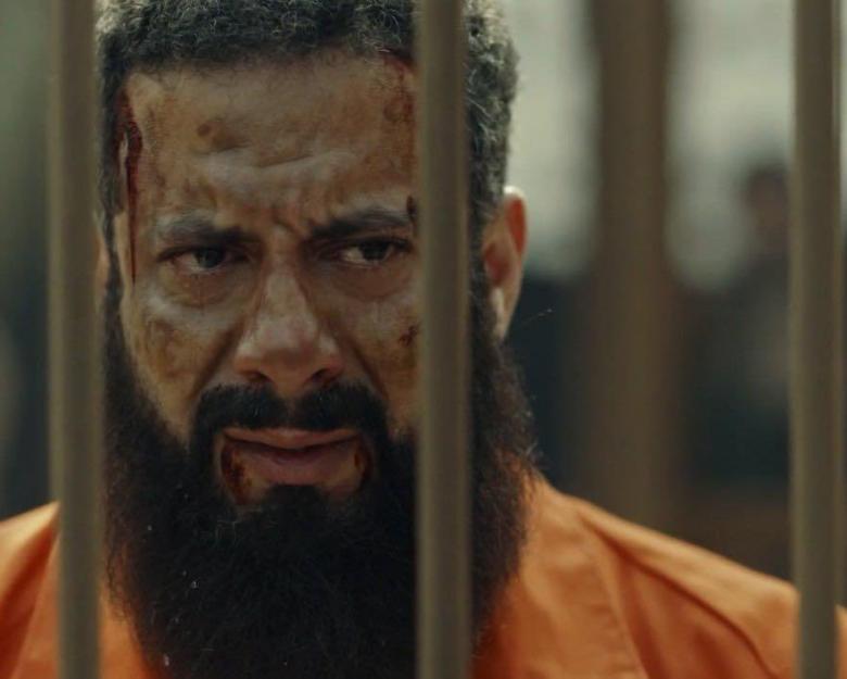 الممثل المصري محمد فراج خلال تأدية المشهد في المسلسل (تواصل اجتماعي)