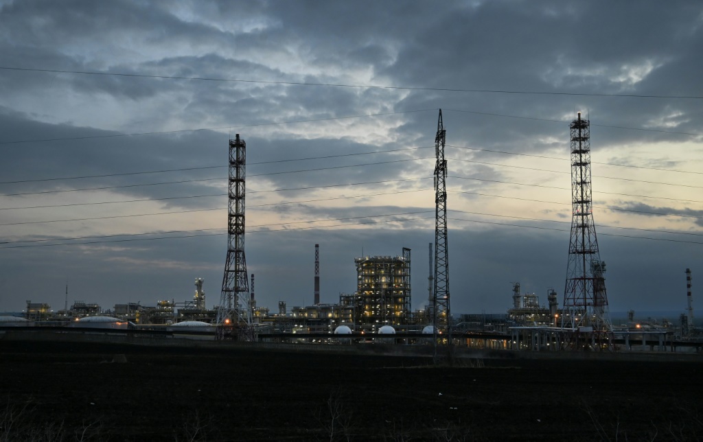 صورة التُقطت في 17 آذار/مارس 2022 تُظهر مصفاة النفط الوحيدة في بلغاريا "لوك أويل نفطوتشيم بورغاس" المملوكة لروسيا قرب مدينة بورغاس على ساحل البحر الأسود(ا ف ب)