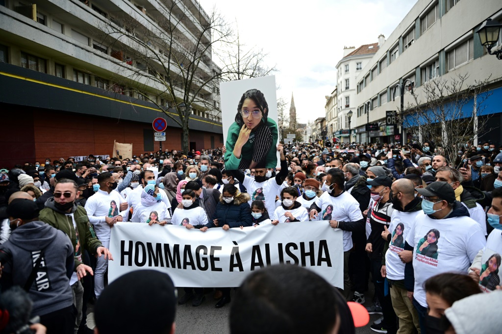 مسيرة تحيي ذكرى الطالبة أليشا في أرجانتوي في فرنسا في 14 آذار/مارس 2022(ا ف ب)