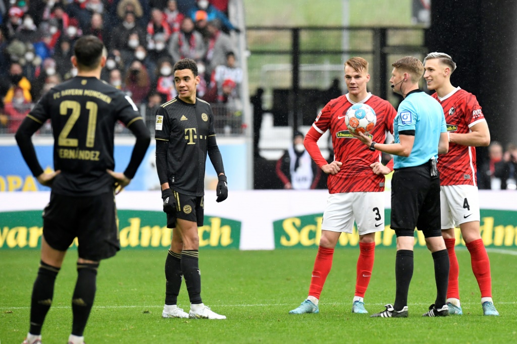  ساهم موسيالا (ثاني من اليسار) خلال فوز بايرن على فرايبورغ 4-1 السبت (ا ف ب)