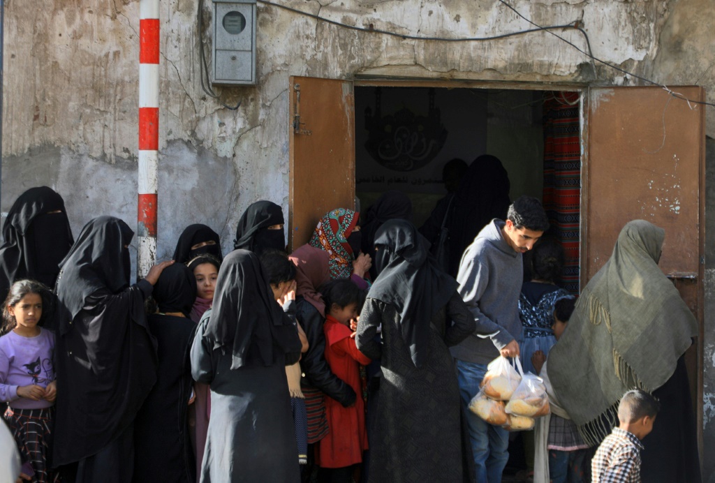 &nbsp;  اليمنيون ينتظرون في طابور لتلقي وجبة إفطار مجانية في العاصمة صنعاء خلال شهر رمضان المبارك ، في 4 أبريل 2022 (ا ف ب)