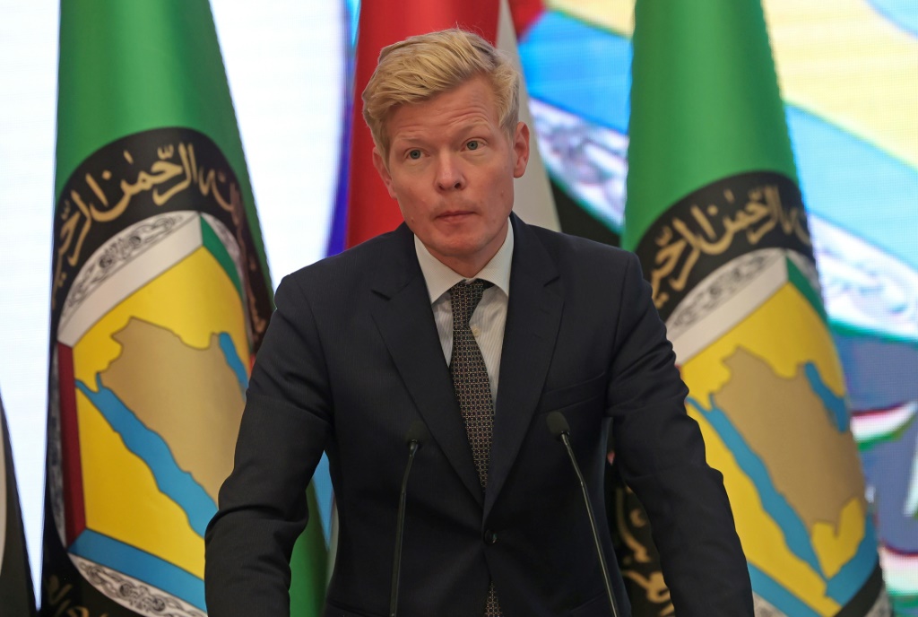 يتحدث مبعوث الأمم المتحدة الخاص لليمن هانز جروندبرج خلال مؤتمر استضافه مجلس التعاون الخليجي في العاصمة السعودية الرياض في 30 مارس 2022 ، بعد ساعات من إعلان التحالف الذي تقوده الرياض وقف إطلاق النار (أ ف ب)  &nbsp; 