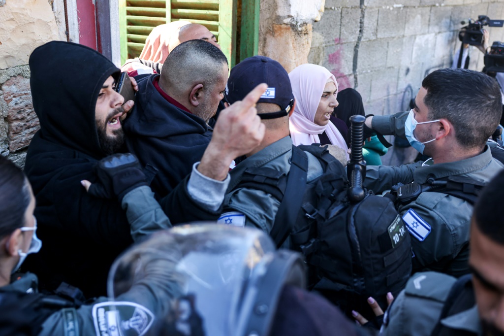 وأشارت الوكالة إلى أن "المحافظ غيث كان اعتقل من قبل قوات الاحتلال أكثر من 17 مرة منذ توليه منصبه محافظا للقدس (أ ف ب)