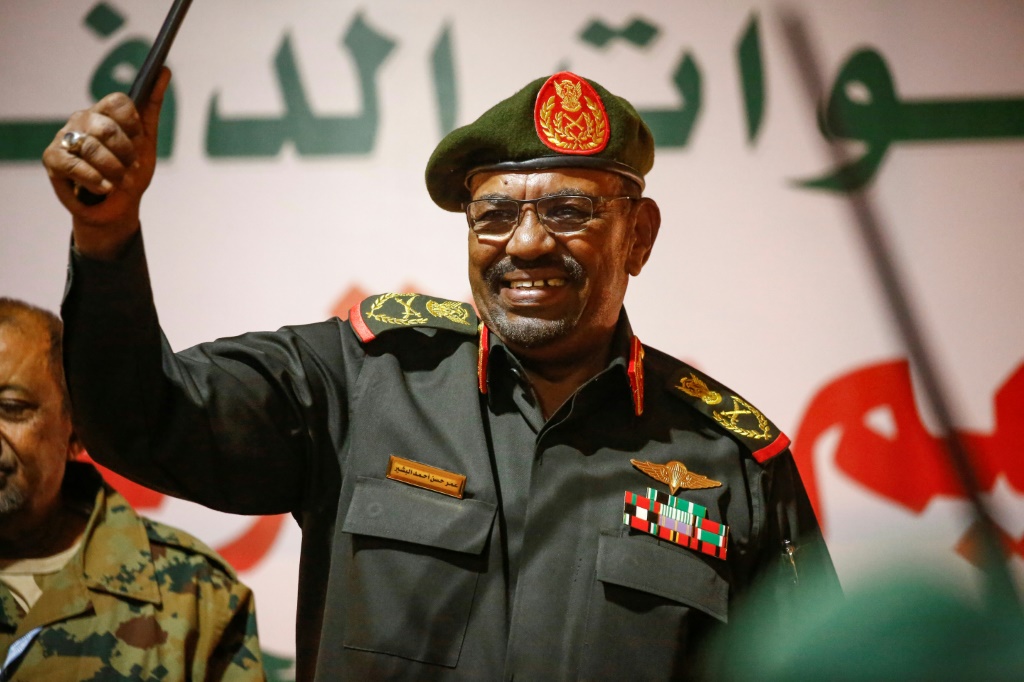    الرئيس السوداني المعزول عمر البشير خلال تجمّع لمجموعة شبه عسكرية في الخرطوم في 12 شباط/فبراير 2019 (ا ف ب)