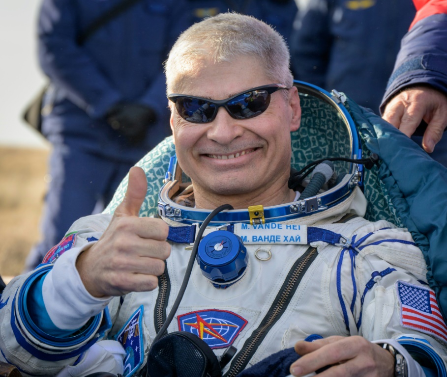 يظهر رائد الفضاء الأمريكي مارك فاندي هي في صورة نشرة لوكالة ناسا بعد هبوط كبسولة الفضاء سويوز إم إس -19 من محطة سبس الدولية في منطقة نائية في كازاخستان ، في 30 مارس 2022 (ا ف ب)