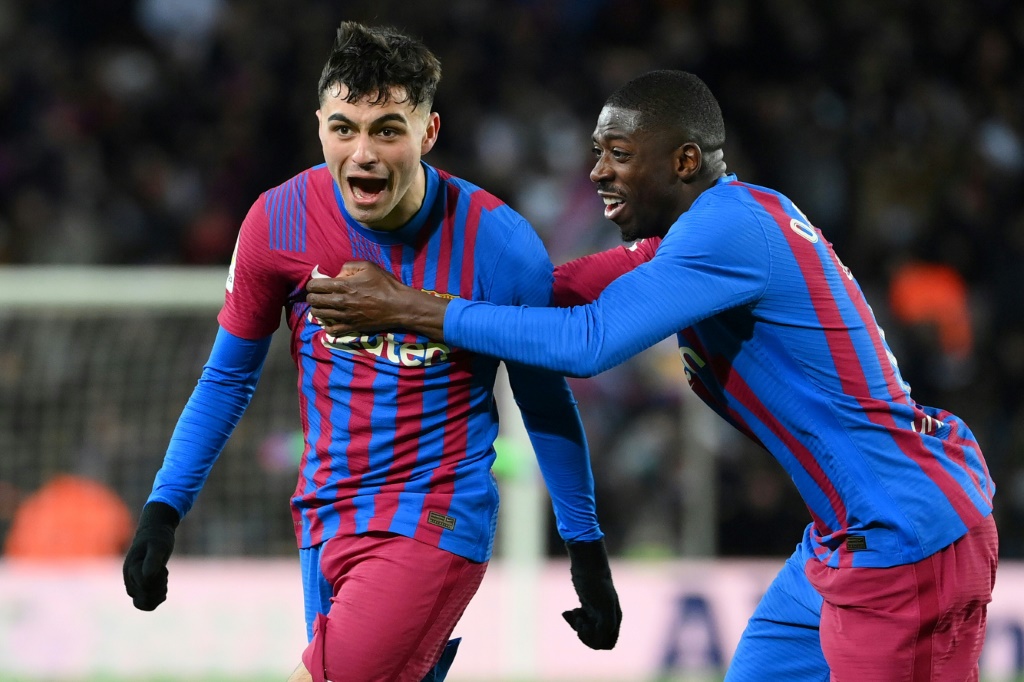 لاعب وسط برشلونة بيدري (يسار) يحتفل بتسجيله هدف المباراة الوحيد في مرمى اشبيلية في الدوري الاسباني. 3 نيسان/ابريل 2022 (ا ف ب)