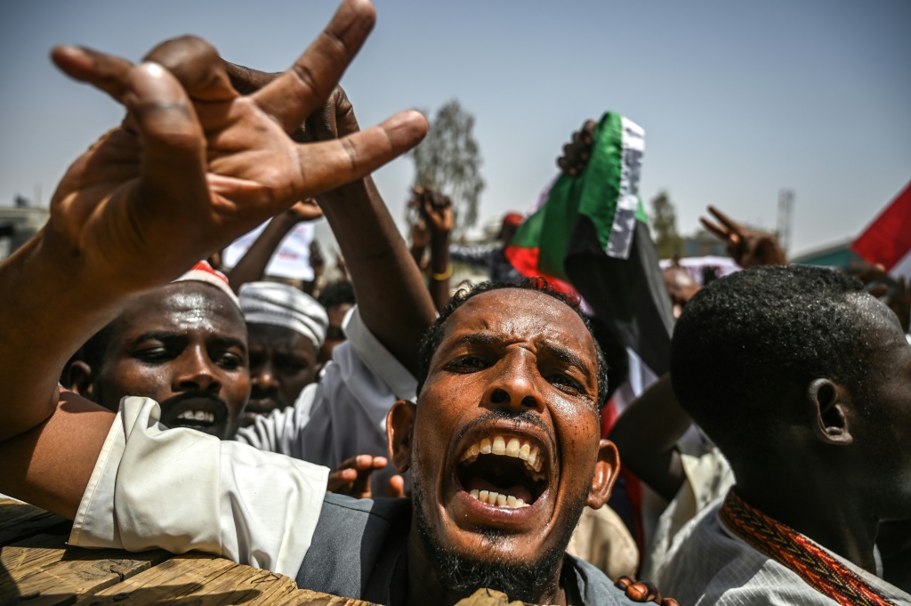 متظاهرون سودانيون امام مقر قيادة الجيش في الخرطوم في 26 نيسان/أبريل 2022 (ا ف ب)