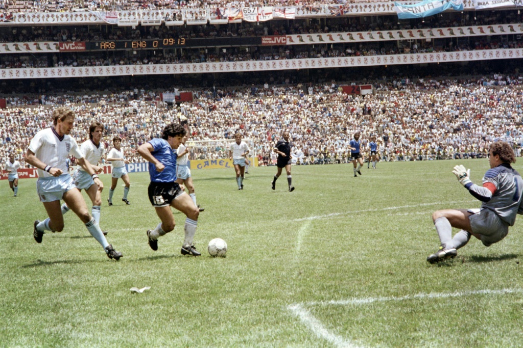 سجل دييغو مارادونا هدفا رائعا في مرمى بيتر شيلتون في ربع نهائي مونديال 1986(ا ف ب)