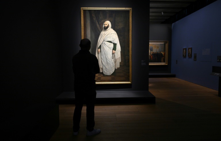 زائر أمام لوحة تمثل الأمير عبد القادر الجزائري ضمن معرض عنه في ي متحف حضارات أوروبا والبحر الأبيض المتوسط في مدينة مرسيليا الفرنسية في 5 نيسان/أبريل 2022 (ا ف ب)