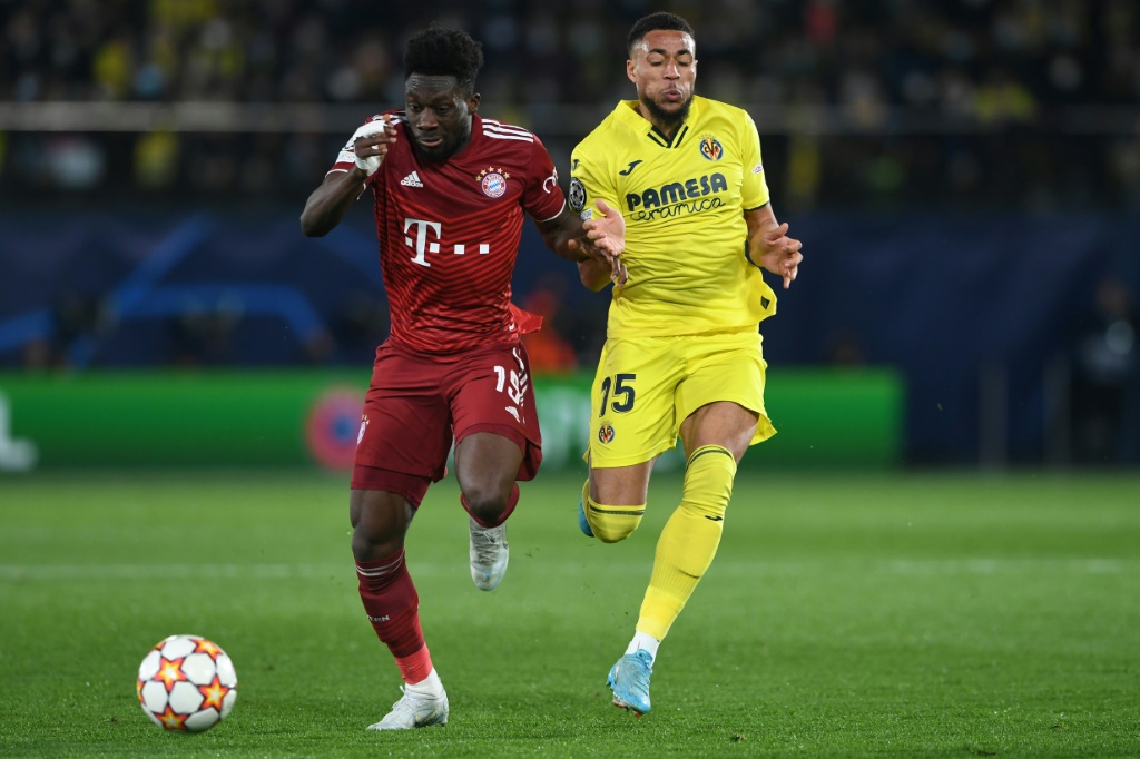 لاعب بايرن ميونيخ الكندي ألفونسو ديفيس في صراع مع مهاجم فياريال الهولندي أرنو دانجوما غرونيفيلد خلال ذهاب ربع نهائي دوري أبطال أوروبا على ملعب لا سيراميكا في فياريال في 6 نيسان/أبريل 2022(ا ف ب)