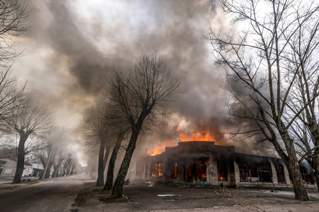    منزل مشتعل إثر قصف في سفيرودونيتسك في منطقة دونباس في شرق أوكرانيا في 6 نيسان/أبريل 2022 (ا ف ب)