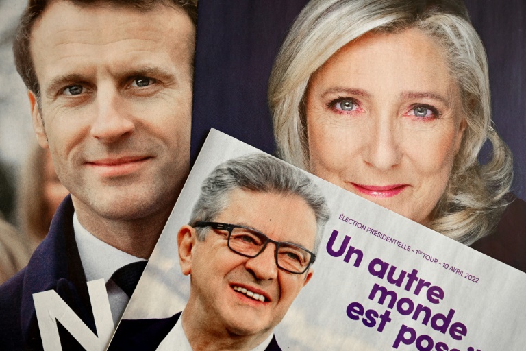 ملصقات انتخابية في 6 نيسان/ابريل 2022 في مرسيليا بجنوب فرنسا تظهر المرشحين الرئيس ايمانويل ماكرون (يسار) ومارين لوبن وجان لوك ميلانشون (وسط) (ا ف ب).
