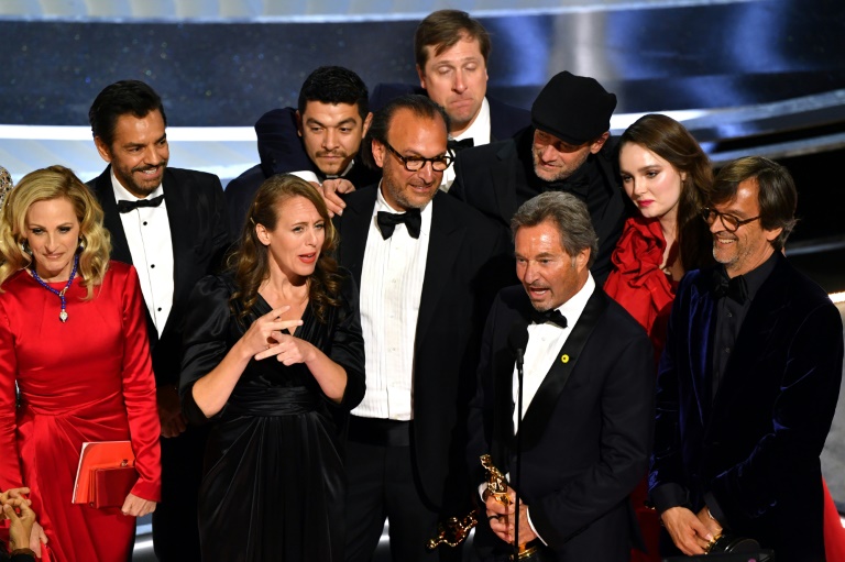 فريق "كودا" لدى تسلمه جائزة أوسكار أفضل فيلم في 27 آذار/مارس 2022 في هوليوود(ا ف ب)