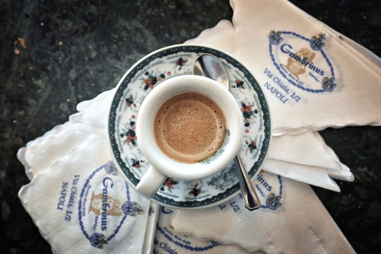 فنجان من قهوة الإسبريسو في مقهى "غامبرينوس" بنابولي في 13 شباط/فبراير 2022(ا ف ب)