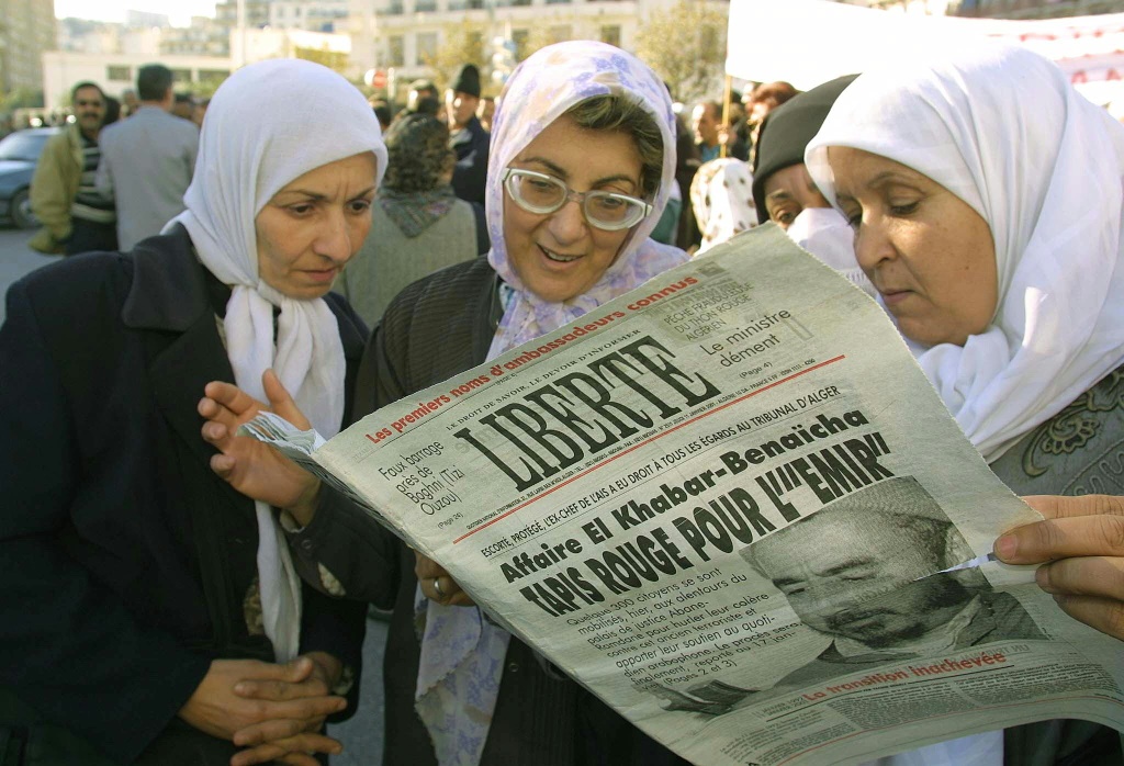 تقرأ النساء في الجزائر صحيفة "ليبرتي" اليومية الجزائرية المستقلة في 11 يناير 2001 - أطلقت الصحيفة على نفسها "مرجعية لجميع وجهات النظر" (أ ف ب)