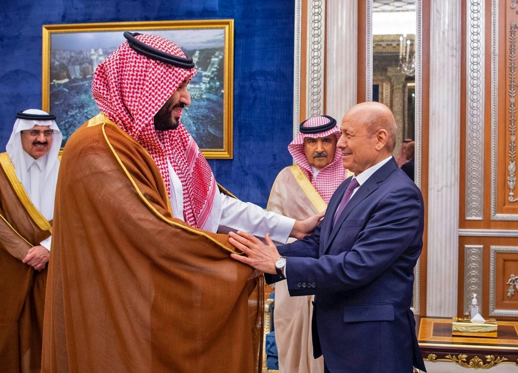 ولي العهد السعودي الأمير محمد بن سلمان (إلى اليسار) يصافح في الرياض رشاد العليمي الذي سيقود مجلس قيادة اليمن الجديد (أ ف ب)
