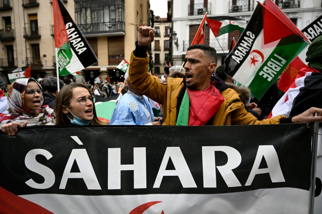 متظاهرون يلوحون بأعلام الصحراء الغربية خلال احتجاج على دعم الحكومة الإسبانية لخطة المغرب للحكم الذاتي للصحراء الغربية ، في مدريد ، في 26 مارس 2022 (أ ف ب)